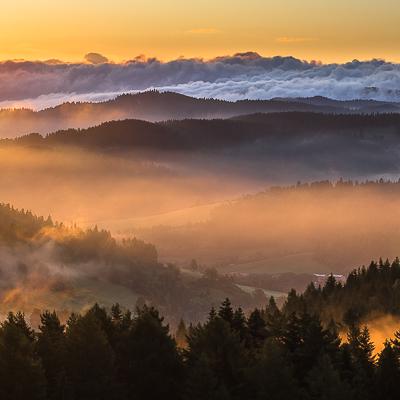 Fototapete Berge und niedrige Wolken