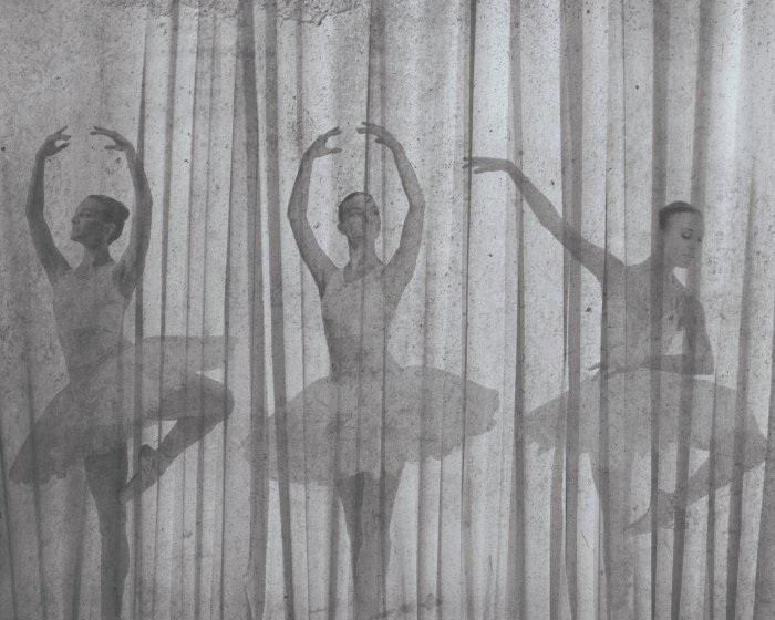 Fototapete Tanzende Ballerinas auf einem strukturierten gestreiften Hintergrund