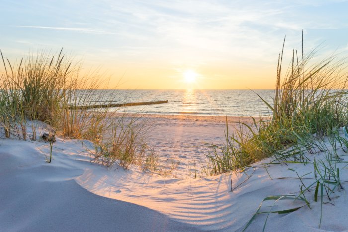 Fototapete Sanddünen am Strand mit Blick auf das Meer und den Sonnenuntergang