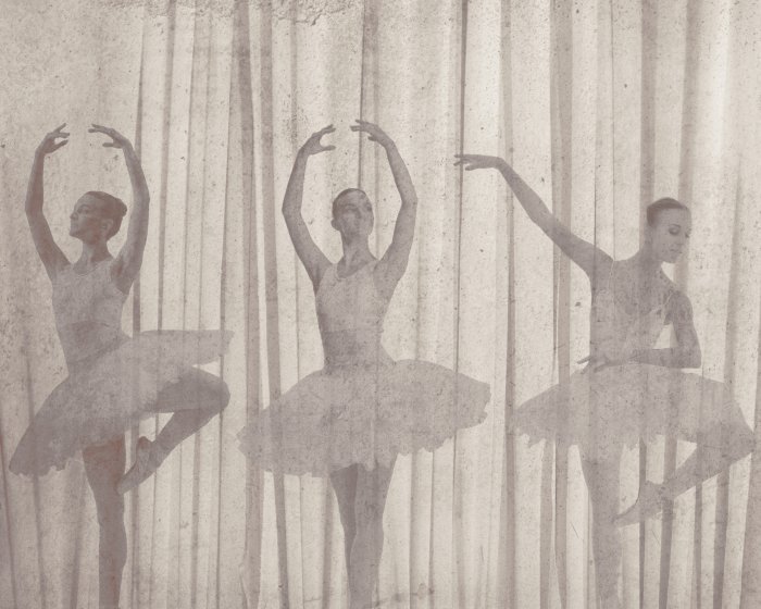 Fototapete Tanzende Ballerinas vor einem Hintergrund in Betonoptik