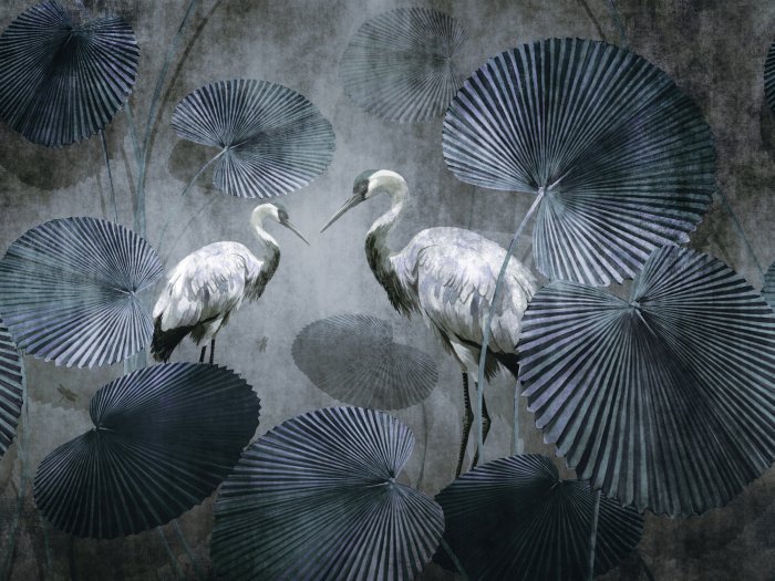 Weiße Kraniche zwischen tropischen Blättern