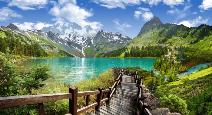 Fototapete Landschaft eines hölzernen Abstiegs zu einem Bergsee