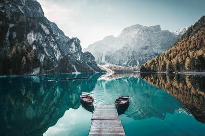 Poster Holzboote und Steg auf einem Bergsee