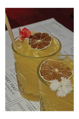 Poster Goldener Cocktail mit Zitrusfrüchten