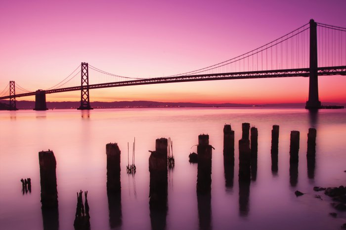 Fototapete Rosa Landschaft mit Sonnenuntergang und der Golden Gate Bridge