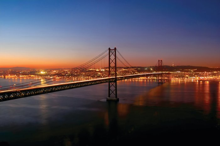 Fototapete Landschaft mit einer Brücke bei Sonnenuntergang
