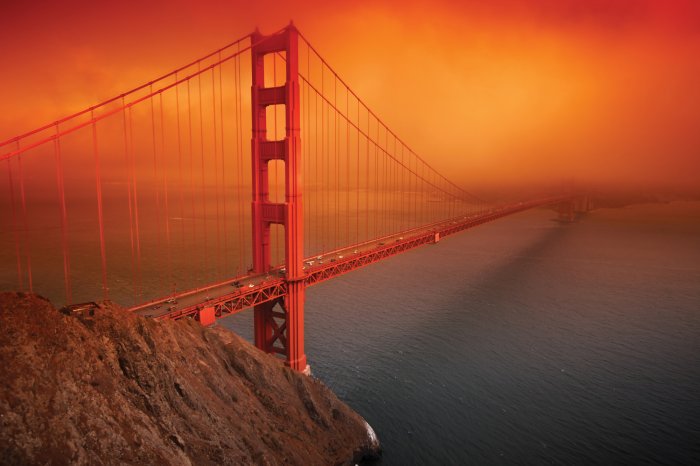 Fototapete Nebliger Landschaft mit Sonnenuntergang und Golden Gate Bridge