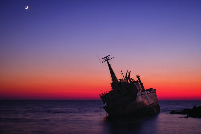 Fototapete Schiffswrack auf dem Meer bei Sonnenuntergang