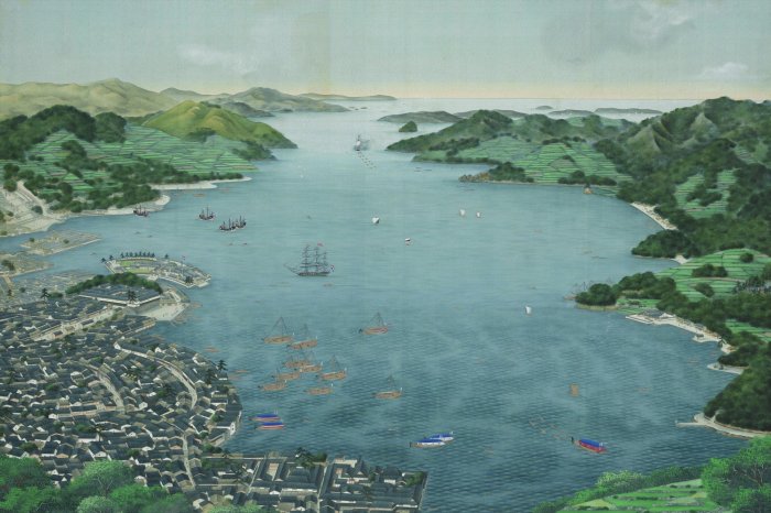 Fototapete Malerische Küstenstadt mit Bergen im Hintergrund