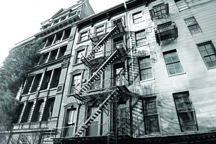 Fototapete Schwarz-weißes Foto eines Mietshauses mit Treppen