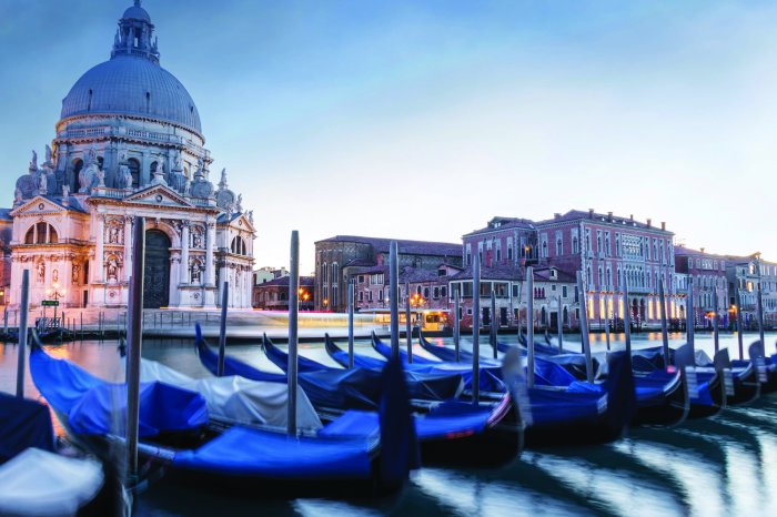 Fototapete Venezianische Gondeln vor beleuchteter Kathedrale