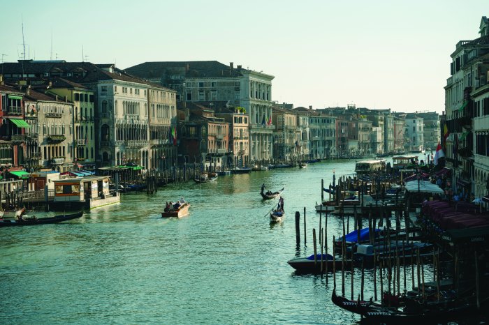 Fototapete Venezianischer Kanal umgeben von steinernen Gebäuden