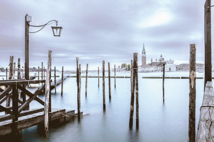 Fototapete Winterlandschaft mit einer Kirche im Hintergrund
