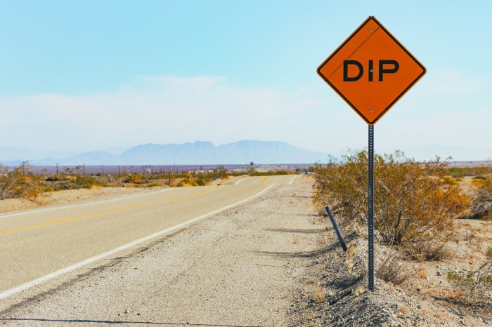 Fototapete Straße mitten in der Wüste mit Bergen im Hintergrund