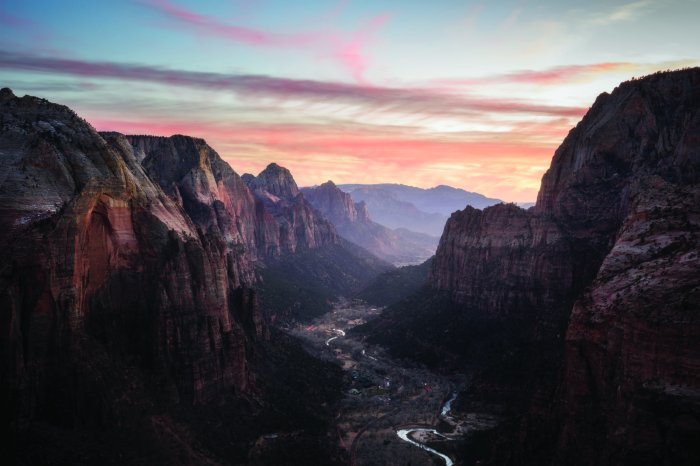 Fototapete Hohe Klippen vor dem Hintergrund eines Sonnenuntergangs