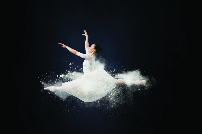 Fototapete Frau im weißen Kleid im Spagat