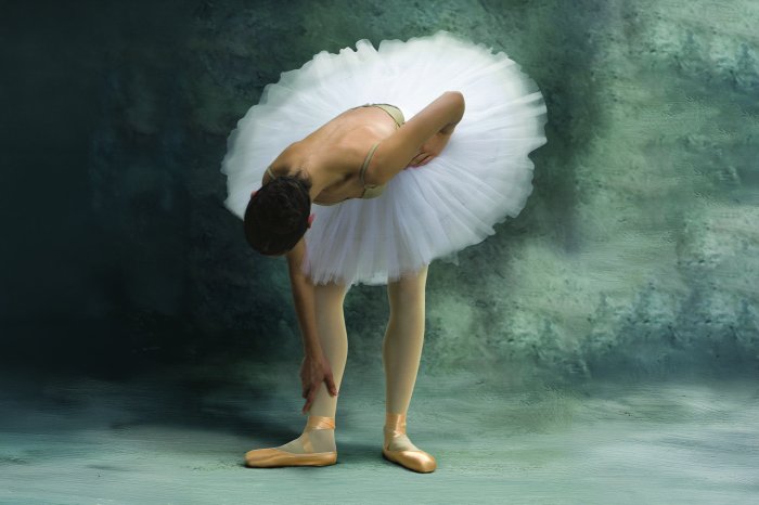 Fototapete Ballerina in weißem Tutu auf Beton