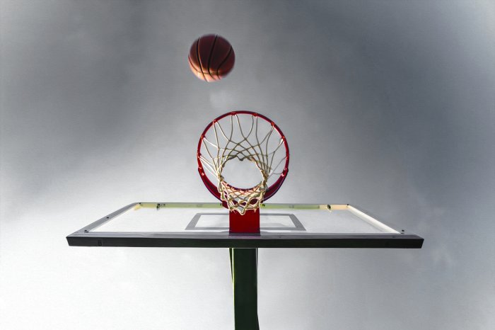 Fototapete Ball, der vor dem Himmel zum Korb fliegt