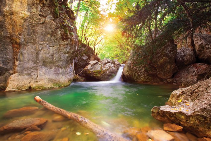 Fototapete Wasserstrom, der in einen Gebirgsfluss mündet – Landschaft