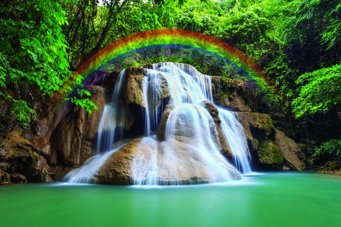 Fototapete Regenbogen über einer malerischen Landschaft mit Wasserfall im Wald