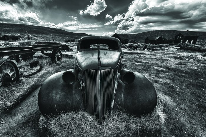 Fototapete Schwarzweiß-Foto eines Autowracks