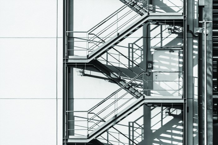 Fototapete Metall-Außentreppe an einer weißen Wand