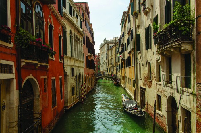 Fototapete Venezianischer Wasserkanal zwischen Häusern