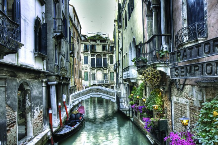 Fototapete Brücke zwischen Häusern mit einer Gondel