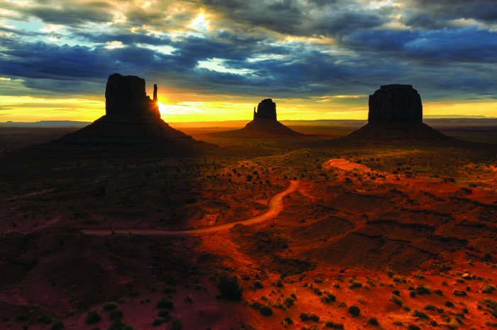Fototapete Sonnenuntergang in der Wüste mit Klippen