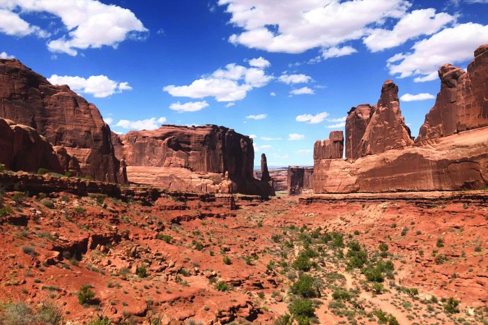 Fototapete Rote felsige Berge in der Wüste