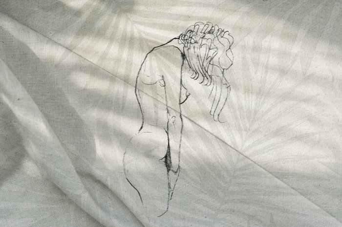 Fototapete Stoffmuster mit einer Skizze einer stehenden Frau