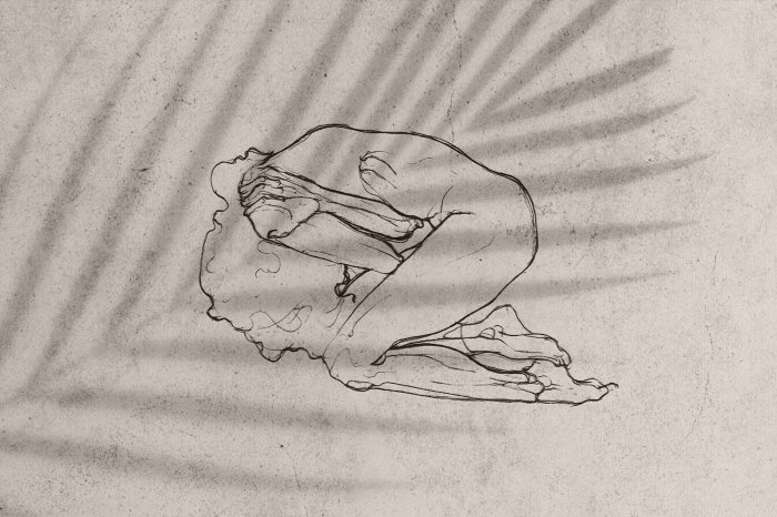 Fototapete Frau liegend vor einem Palmenblatt-Hintergrund