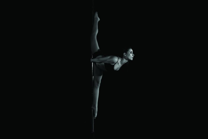 Fototapete Frau macht Spagat an der Stange