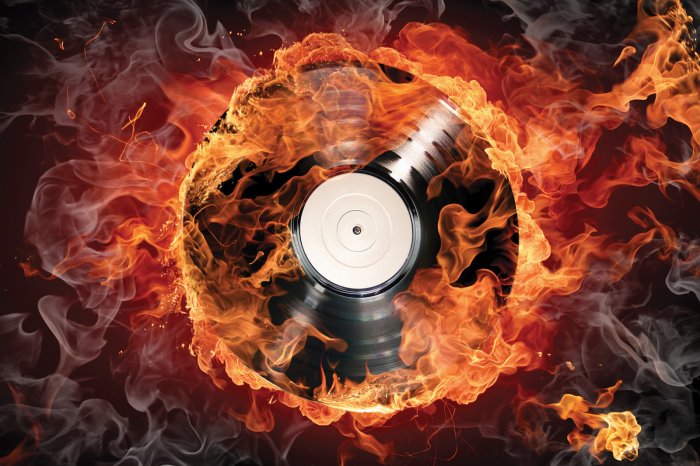 Fototapete Vinylplatte von Feuer umgeben