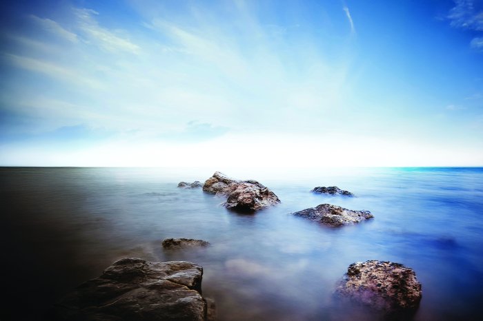 Fototapete Felsen auf einem nebligen Meer