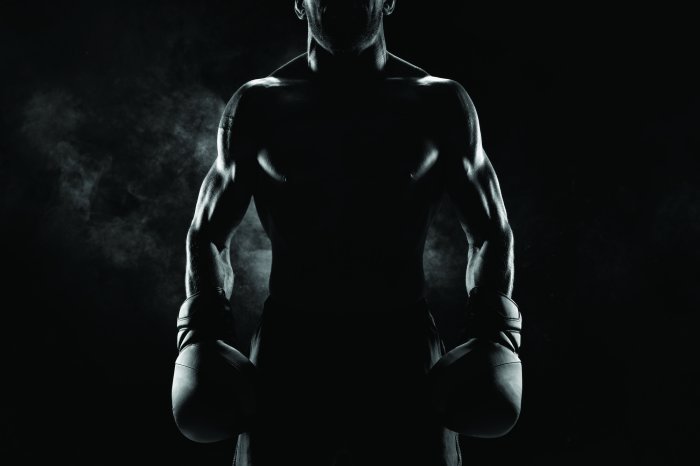 Fototapete Muskulöser Mann mit Boxhandschuhen