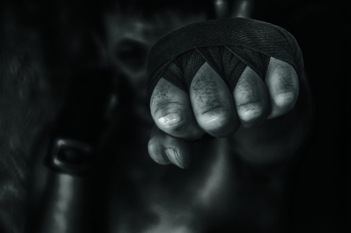 Fototapete Boxer Mann schlägt mit der Faust zu