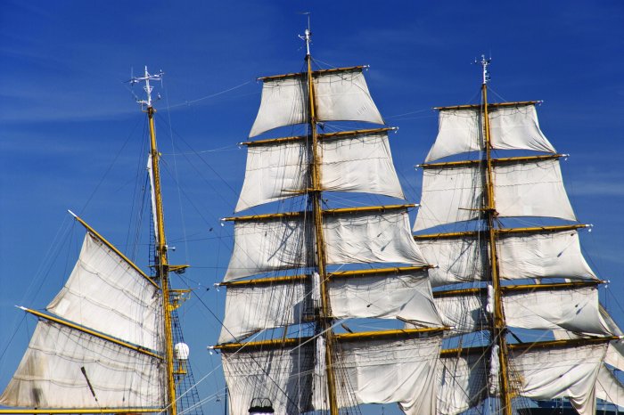 Fototapete Schiff auf See segelt neben einem Leuchtturm