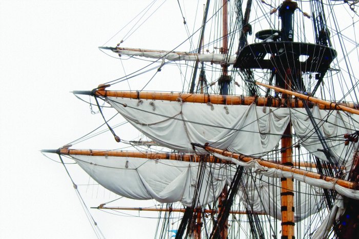 Fototapete Segel eines großen Schiffes auf weißem Hintergrund