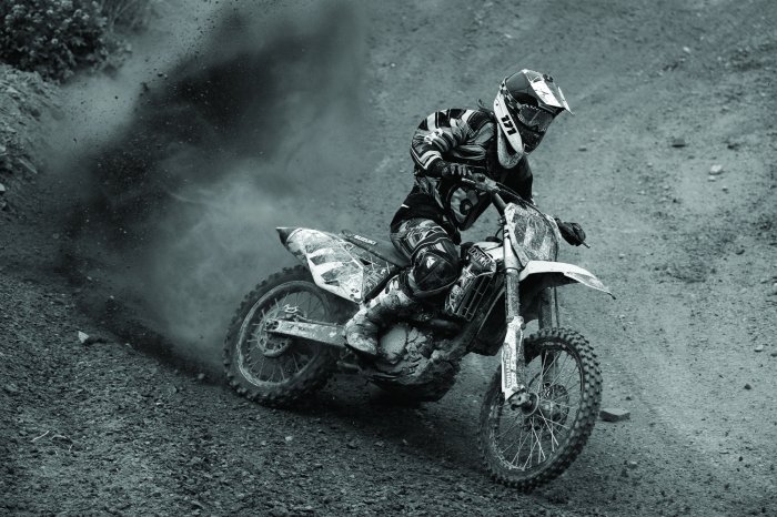 Fototapete Mann, der Motorrad fährt