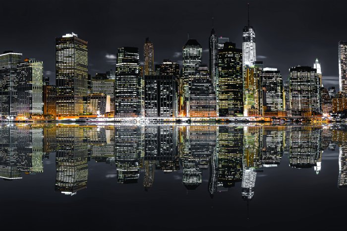 Fototapete New York nachts, das sich im Wasser spiegelt