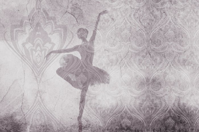 Fototapete Ballerina in Bewegung vor Betonhintergrund mit dekorativen Ornamenten
