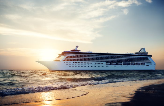 Fototapete Eine Yacht auf See vor der untergehenden Sonne