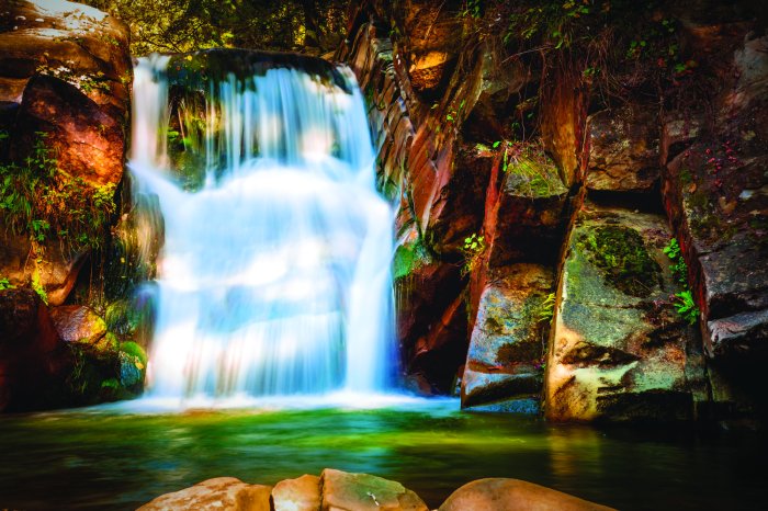 Fototapete Waldwasserfall und Steine in einer natürlichen Landschaft