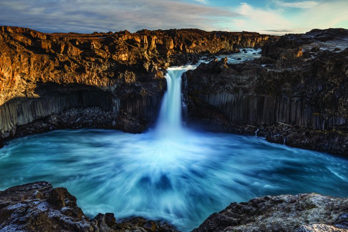 Fototapete Großer Wasserfall in Island, natürliche Landschaft