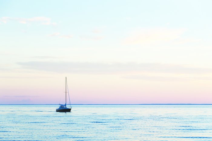Fototapete Segelboot segelt auf dem Meer bei Sonnenuntergang