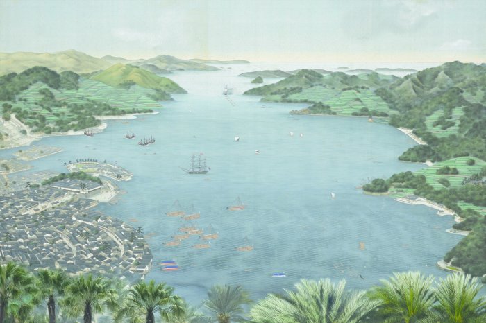 Fototapete Küstenperle mit Blick auf die Berge und das blaue Meer