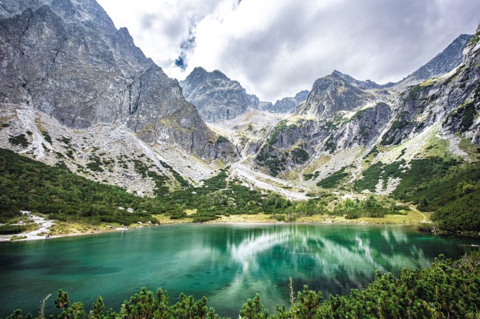 Fototapete Malerische Landschaft mit einem Bergsee
