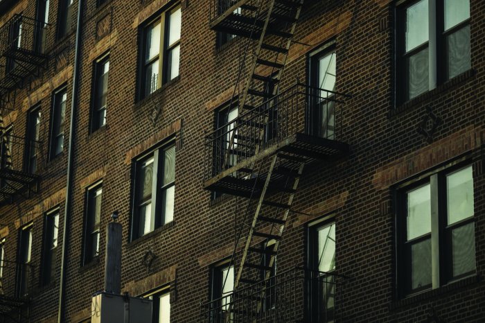 Fototapete Alte Mietshaus mit Außentreppen