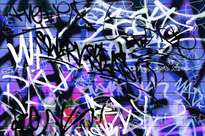 Fototapete Künstlerische Beschriftungen an einer violetten Backsteinmauer